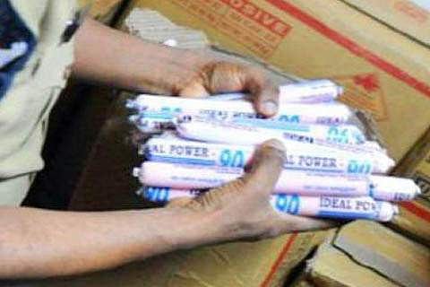 തക്കാളി ലോറിയില് സ്ഫോടക വസ്തുക്കള്; വാളയാറില് പിടികൂടിയത് 7000 ജലാറ്റിന് സ്റ്റിക്കുകളും 7500 ഡിറ്റണേറ്ററുകളും; രണ്ട് പേര് പിടിയില്