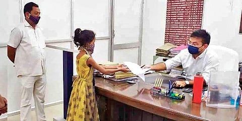 സ്കൂളില് നിന്ന് കിട്ടിയ പണവും അരിയും അച്ഛന് 'അടിച്ചുമാറ്റി'; പത്തു കിലോമീറ്റര് നടന്ന് കലക്ടര്ക്ക് പരാതി നല്കി ആറാം ക്ലാസുകാരി, ധീരത