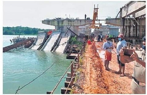 നിര്മ്മാണത്തിലിക്കെ തകര്ന്ന തലശ്ശേരി-മാഹി പാലത്തിന്റെ നിര്മ്മാണ കമ്പനിക്ക് കേന്ദ്രസര്ക്കാര് വിലക്ക്