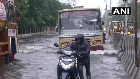 മഴ കനത്തു, ശക്തമായ കാറ്റിന് സാധ്യത; തമിഴ്നാട്ടില് നാളെയും അവധി, പൊതുഗതാഗതം നിര്ത്തി