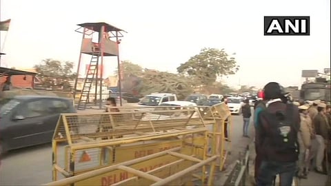 ഡല്ഹി അതിര്ത്തികള് അടച്ചു, മെട്രോ സര്വീസ് വെട്ടിച്ചുരുക്കി ; റോഡുകള് മണ്ണിട്ട് 'ബ്ലോക്ക്' ചെയ്തു ; കര്ഷക മാര്ച്ച് തടയാന് വന് സന്നാഹം ( വീഡിയോ)