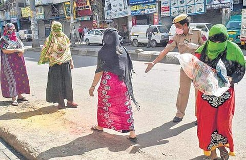 ലൈംഗിക തൊഴിലാളികള്ക്ക് പ്രതിമാസം 5,000 രൂപ ധനസഹായം; പഠിക്കുന്ന മക്കളുള്ളവര്ക്ക് 7,500; 31,000 പേര്ക്ക് കൈതാങ്ങായി മഹാരാഷ്ട്ര സര്ക്കാര്