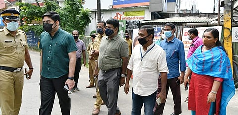 ജില്ലാ കളക്ടര് നേരിട്ടിറങ്ങി; അനധികൃത ബോര്ഡുകള് നീക്കം ചെയ്തു