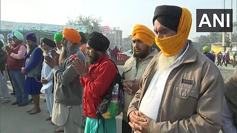 സമരസ്ഥലം പ്രാര്ത്ഥനാവേദിയാക്കി; ഗുരു നാനാക് ജയന്തി തെരുവില് ആഘോഷിച്ച് കര്ഷകര് (വീഡിയോ)