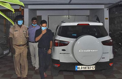 തിരുവനന്തപുരത്ത് ബിനീഷിന്റെ വീട്ടില് റെയ്ഡിന് എത്തിയ ഇഡി ഉദ്യോഗസ്ഥര്/ബിപി ദീപു