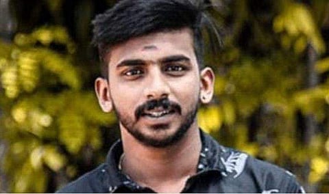 തോര്ത്തില് കെട്ടിത്തൂങ്ങി മരിച്ചയാളുടെ ശരീരത്തില് മുറിവുണ്ടാകുന്നതെങ്ങനെ ?; മനുവിനെ തല്ലിക്കൊന്ന് കെട്ടിത്തൂക്കിയതെന്ന് പിതാവ് ; ബിജെപിയുടെ രാഷ്ട്രീയക്കളിയെന്നും ആരോപണം