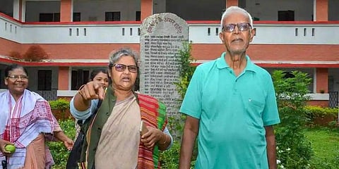 ഗ്ലാസ് പിടിക്കാനാവുന്നില്ല, സ്ട്രോ വേണം; ഫാ. സ്റ്റാന് സ്വാമി കോടതിയില്; 20 ദിവസം സമയം തേടി എന്ഐഎ