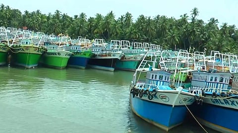 ചാലിയം തീരത്ത് മത്സ്യബന്ധന ബോട്ടിന് തീപിടിച്ചു; തൊഴിലാളികള് കടലില് ചാടി രക്ഷപ്പെട്ടു