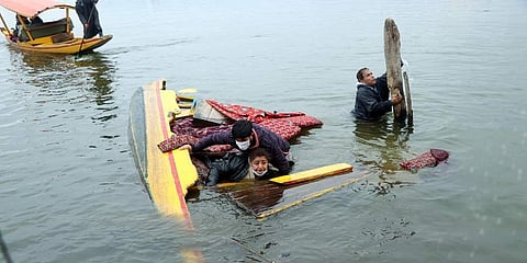 ദാല് തടാകത്തില് ബിജെപി പ്രവര്ത്തകര് സഞ്ചരിച്ചിരുന്ന ബോട്ട് മുങ്ങിയപ്പോള്/ ചിത്രം: എഎന്ഐ