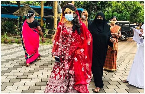 കാസര്കോട് വിവാഹ വേഷത്തില് വോട്ട് ചെയ്യാനെത്തിയ പെണ്കുട്ടി/ എക്സ്പ്രസ് ഫോട്ടോ സര്വീസ്