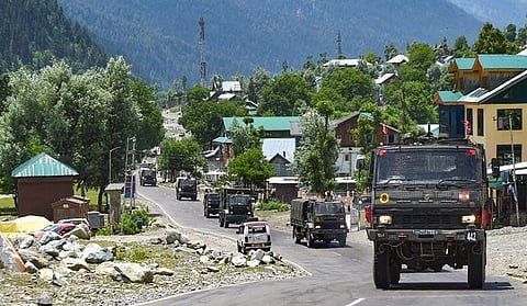 ശ്രീനഗര്-ലേ ദേശീയപാതയിലൂടെ കടന്നുപോകുന്ന ഇന്ത്യന് സൈനിക വാഹനങ്ങള്/ പിടിഐ