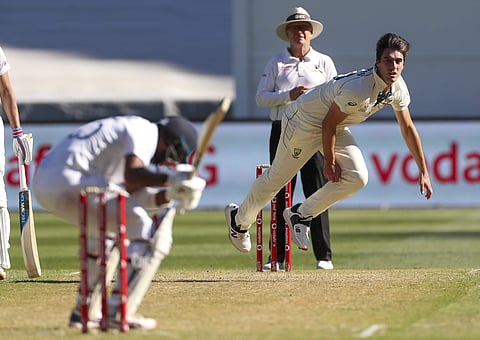 മെല്ബണില് കമിന്സിന്റെ ബൗണ്സറില് നിന്ന് ഒഴിഞ്ഞുമാറുന്ന പൂജാര/ഫോട്ടോ: എപി