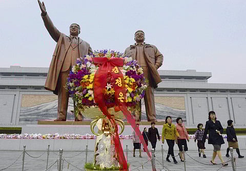 പ്യോങ്യാങിലെ മാൻസുഡേ ഗ്രൗണ്ടിൽ സ്ഥാപിച്ചിരിക്കുന്ന കിം ഇൽ സുങിന്റേയും കിം ജോങ് ഇല്ലിന്റേയും പ്രതിമകൾ