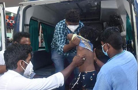 അജ്ഞാത രോഗം ബാധിച്ചു കുഴഞ്ഞുവീണ കുട്ടിയെ ആശുപത്രിയിലേക്കു കൊണ്ടുപോവുന്നു/പി രവീന്ദ്ര ബാബു, എക്സ്പ്രസ്