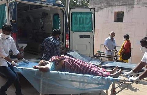 അജ്ഞാത രോഗം ബാധിച്ച സ്ത്രീയെ ആശുപത്രിയിലേക്കു മാറ്റുന്നു/പി രവീന്ദ്ര ബാബു, എക്സ്പ്രസ്