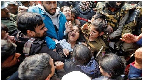 പൊലീസുകാര് വിദ്യാര്ഥിനികളുടെ സ്വകാര്യ ഭാഗങ്ങളില് മര്ദ്ദിച്ചു; ജാമിയയിലെ നിരവധി പേര് ആശുപത്രിയില്