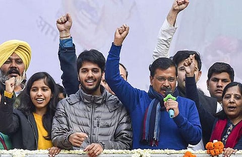 തെരഞ്ഞെടുപ്പു ഫലം വന്നതിനു പിന്നാലെ കെജരിവാള് കുടുംബാംഗങ്ങളോടൊപ്പം പാര്ട്ടി പ്രവര്ത്തകരെ അഭിസംബോധന ചെയ്യുന്നു/പിടിഐ