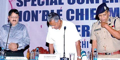 'മുഖ്യമന്ത്രിയെ തന്നെ കാണാതാകാത്തത് ഭാഗ്യം, ഇതെല്ലാം ഇവിടെ നടക്കും, ഇരട്ടച്ചങ്ക് പോയിട്ട് നട്ടെല്ലു പോലുമില്ലാത്ത ഒരു മനുഷ്യനാണ് അവരുടെ നായകന്'; കുറിപ്പ്