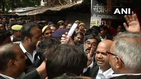 ലക്നൗ കോടതിയില് സ്ഫോടനം, അഭിഭാഷകര്ക്ക് പരിക്ക്