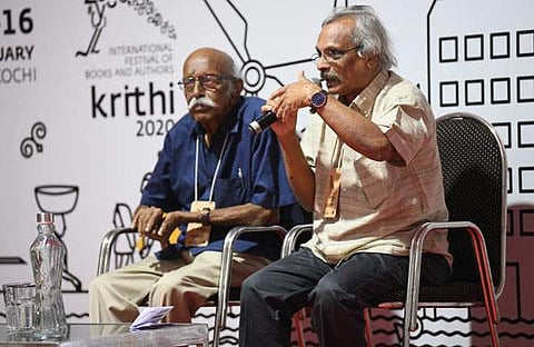 കൃതി പുസ്തക മേളയില് എം മുകുന്ദന് സംസാരിക്കുന്നു, വൈശാഖന് സമീപം