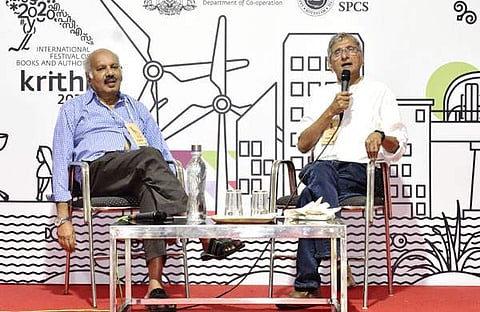 കൃതി പുസ്തകോത്സവത്തില് എന്എസ് മാധവന് സംസാരിക്കുന്നു, സേതു സമീപം