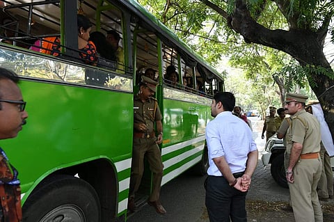 കളക്ടര് റോഡിലിറങ്ങി: സ്വകാര്യ ബസുകളെ 'മര്യാദ' പഠിപ്പിച്ചു;  കൈയോടെ പിടികൂടി
