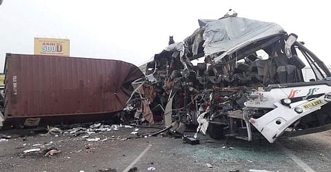 ബ്രേക്ക് ചവിട്ടാന് പോലും ഡ്രൈവര്ക്ക് സമയം കിട്ടിയില്ല; കണ്ണുതുറന്നപ്പോള് ഇരുട്ട് മാത്രം...എല്ലാം സെക്കന്റുകള്ക്കുള്ളില്; രക്ഷപ്പെട്ട യാത്രക്കാര് പറയുന്നു