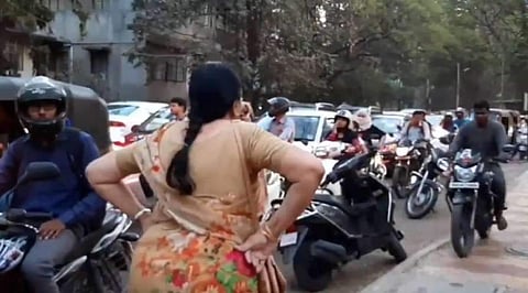 'ഇതിലൂടെ പോകണമെങ്കില് എന്നെ തട്ടിയിട്ടേ പറ്റൂ' ; ഫുട്പാത്ത് കയ്യേറുന്ന സ്കൂട്ടര് യാത്രക്കാര്ക്ക് മുന്നില് ചങ്കൂറ്റത്തോടെ വനിത, വീഡിയോ വൈറല്