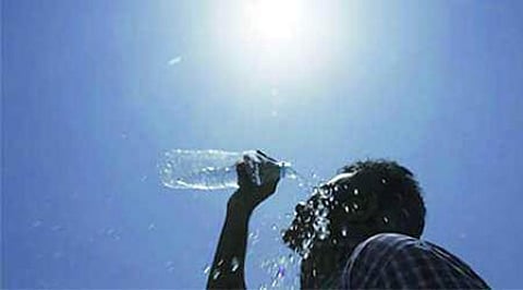 അറബിക്കടലും തിളയ്ക്കുന്നു, കേരളം 40 ഡിഗ്രി ചൂടിലേക്ക്; വിയർത്തൊഴുകും