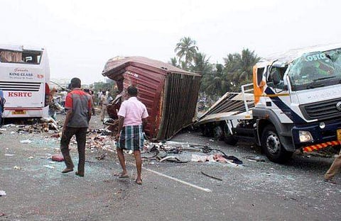 അപകടത്തിന് മുമ്പ് ലോറി അരമണിക്കൂര് നിര്ത്തിയിട്ടിരുന്നു ; അപകടസമയത്ത് ലോറിയുടെ വേഗം മണിക്കൂറില് 75 കിലോമീറ്റര്