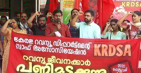 പണിമുടക്കില് പങ്കെടുത്തില്ല; പതിനഞ്ച് ഉദ്യോഗസ്ഥര്ക്ക് സ്ഥലം മാറ്റം