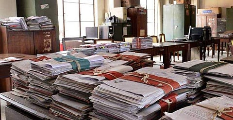 തുപ്പല് തൊട്ട് ഫയലിലെ പേജുകള് മറിക്കരുത്; സര്ക്കാര് ഉദ്യോഗസ്ഥര്ക്ക് നിര്ദേശം