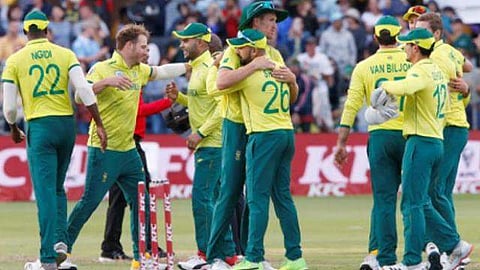 ഏഴു വിക്കറ്റ് കയ്യില്, 24 പന്തില് വേണ്ടത് 32 റണ്സ് മാത്രം ; ക്രീസില് അജയ്യനായി വാര്ണര്, ഓസീസിനെ തന്ത്രപരമായി പൂട്ടി, ദക്ഷിണാഫ്രിക്കയ്ക്ക് ത്രസിപ്പിക്കുന്ന ജയം