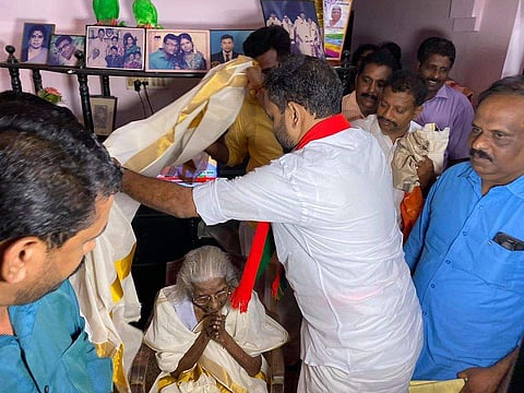 മോദിയുടെ പരാമര്ശത്തിലൂടെ രാജ്യശ്രദ്ധ നേടിയ ഭാഗീരഥി അമ്മയെ ആദരിച്ച് ബിജെപി; കെ സുരേന്ദ്രന് ഷാളണിയിച്ചു