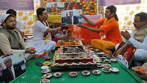 ട്രംപിന് വേണ്ടി ഹിന്ദു സേനയുടെ 'യജ്ഞം'; തൊട്ടപ്പുറത്ത് യുഎസ് പ്രസിഡന്റിനെതിരെ പ്രതിഷേധം