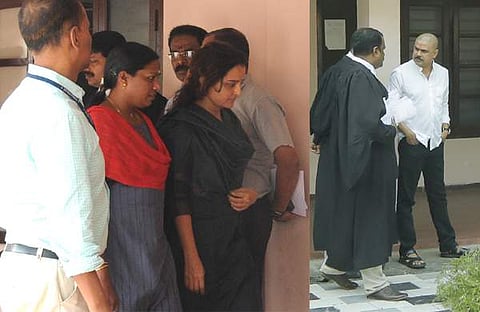 വിസ്താരത്തിനായി മഞ്ജു വാര്യര് കോടതിയിലേക്ക് എത്തുന്നു 2. ദിലീപ് അഭിഭാഷകനോടു സംസാരിക്കുന്നു/ ചിത്രം: അരുണ് ഏഞ്ചല