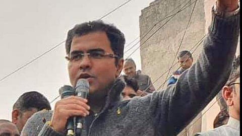 ഡല്ഹി കലാപം; ഒരുമാസത്തെ ശമ്പളം കൊല്ലപ്പെട്ട പൊലീസുകാരന്റെയും ഐബി ഓഫീസറുടെയും കുടുംബത്തിനെന്ന് എംപി പര്വേഷ് വര്മ