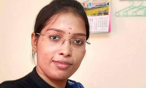 അക്രമ രാഷ്ട്രീയം ഒരിക്കല് കൂടി തോറ്റു!; ബിജെപിയുടെ ബോംബേറില് കാലു തകര്ന്ന അസ്ന ഇനി സ്വന്തം നാടിന്റെ ഡോക്ടര്; ആത്മവിശ്വാസത്തിന്റെ വിജയം