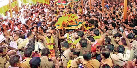 ഭഗവാന് സമര്പ്പിച്ചത് തങ്കയങ്കി; തിരുവാഭരണമല്ലെന്ന് പന്തളം കൊട്ടാരം, ദേവസ്വം ബോര്ഡ് പാഴ്കിനാവ് കാണുകയാണെന്ന് ക്ഷത്രിയ ക്ഷേമസഭ