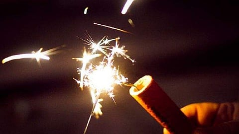 ഉള്ളംകൈ രണ്ടും പൊള്ളി, തലമുടി കരിഞ്ഞു; പടക്കമെന്ന് കരുതിയെടുത്ത വസ്തു പൊട്ടിത്തെറിച്ച് വിദ്യാര്ഥിക്ക് പരിക്ക്