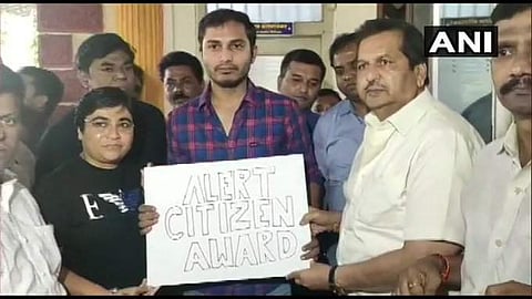 പൗരത്വനിയമത്തിനെതിരെ സംസാരിച്ചു; യാത്രക്കാരനെ പൊലീസില് ഏല്പ്പിച്ച ഡ്രൈവര്ക്ക് ബിജെപിയുടെ ആദരം