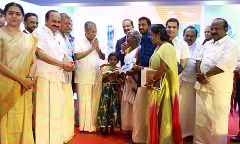 ഭവന രഹിതരായ പാവങ്ങള് ഉണ്ടാവില്ല; എല്ലാവര്ക്കും വീട്;  രാജ്യത്തിന് മാതൃകയെന്ന് പിണറായി