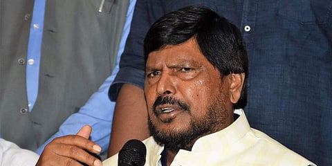 ഗോ കൊറോണ, ഗോ കൊറോണ....; മുദ്രാവാക്യം വിളിച്ച് കേന്ദ്രമന്ത്രി, ഏറ്റുചൊല്ലി കൂടെയുളളവര് (വീഡിയോ)