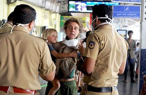 പഴ്സ് നഷ്ടമായി; കൊറോണ പേടിയില് അകറ്റി നിര്ത്തി; മൂന്ന് വയസുകാരനുമായി ഒറ്റപ്പെട്ട വിദേശ വനിതയ്ക്ക് തണലായി പൊലീസ്