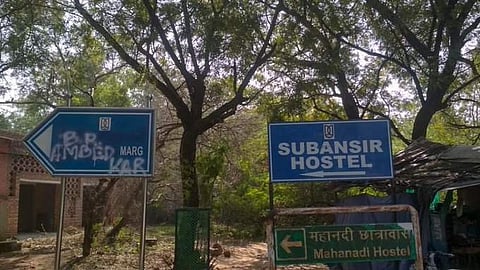 ഒറ്റദിവസം കൊണ്ട് വിഡി സവര്ക്കര് മാര്ഗ് അംബേദ്കര് മാര്ഗ് ആയി; ബോര്ഡ് മായ്ച് എഴുതി, വിവാദം