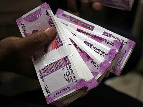 വായ്പയെടുത്തവര്ക്ക് ആശ്വാസം, ഒരു വര്ഷത്തേയ്ക്ക് മൊറട്ടോറിയം നല്കാന് ബാങ്കേഴ്സ് സമിതി ശുപാര്ശ; അവശ്യസാധനങ്ങള് വാങ്ങാന് 25,000 രൂപ വരെ വായ്പ