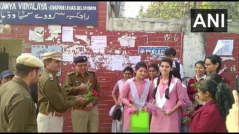 'ചിരിക്കുന്ന മുഖവുമായി പരീക്ഷ എഴുതൂ', വിദ്യാര്ഥികള്ക്ക് പൂക്കള് സമ്മാനിച്ച് ഡല്ഹി പൊലീസ്
