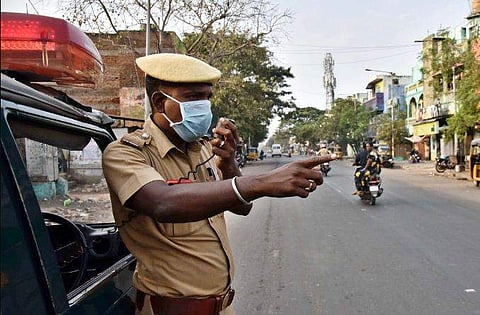 കൊല്ലം-തിരുവനന്തപുരം ദേശീയപാതയില് യാത്രാനിയന്ത്രണം; അതിര്ത്തിയില് കാല്നട യാത്രക്കാരെയും തടയുന്നു
