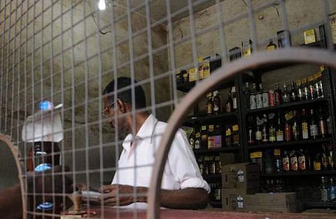 മാര്ച്ച് 31വരെ കേരളം ലോക്ക്ഡൗണ്; ബിവറേജസ് ഔട്ട്ലെറ്റുകള് തുറക്കുമെന്ന് മുഖ്യമന്ത്രി