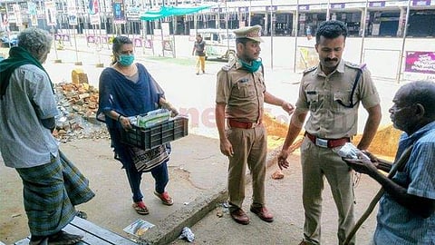 നാട് കോവിഡ് ജാഗ്രതയില്; തെരുവില് കഴിയുന്നവര്ക്ക് ഭക്ഷണവുമായി എസ്ഐ, സ്നേഹാഭിവാദ്യങ്ങള്